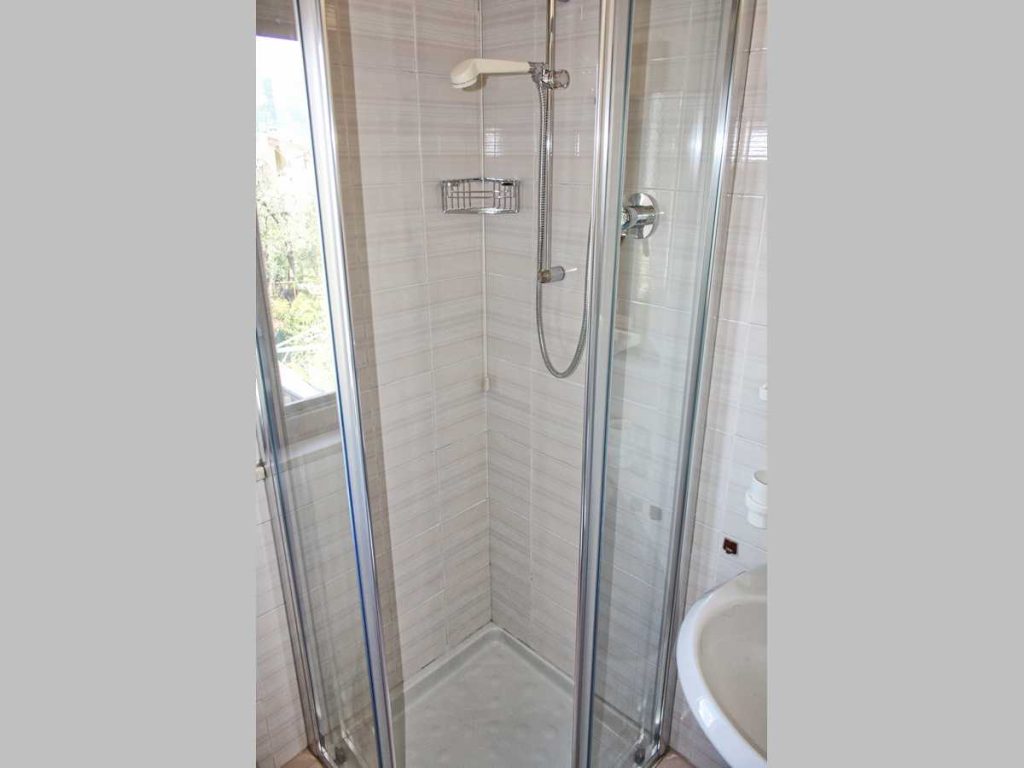 residence-gardasee-brenzone-einzimmerwohnung-casamaria-bad-02