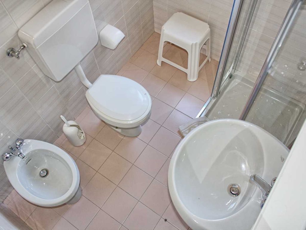 residence-gardasee-brenzone-einzimmerwohnung-casamaria-bad-03