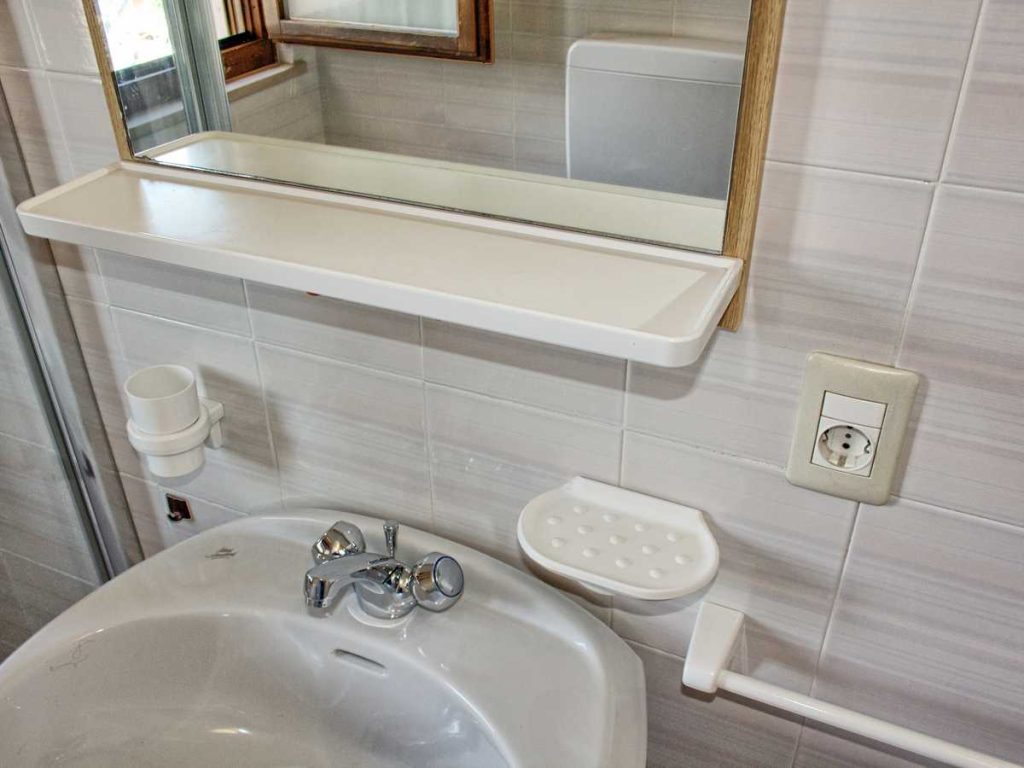 residence-gardasee-brenzone-einzimmerwohnung-casamaria-bad-04