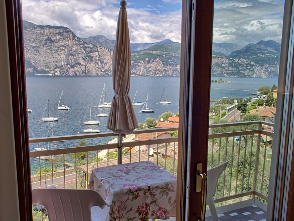 residence-gardasee-brenzone-einzimmerwohnung-casamaria-balkon-seeblick-05
