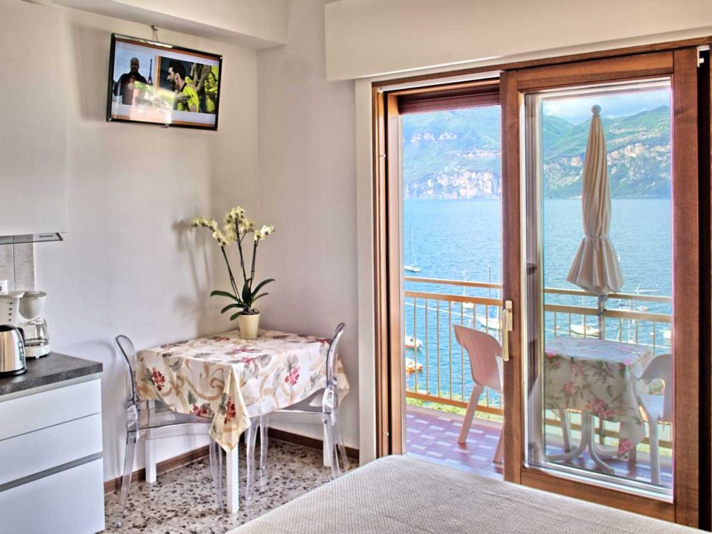residence-gardasee-brenzone-einzimmerwohnung-casamaria-kochnische-01