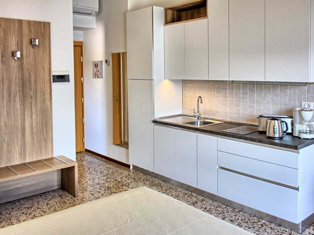 residence-gardasee-brenzone-einzimmerwohnung-casamaria-kochnische-03