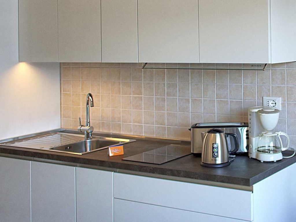 residence-gardasee-brenzone-einzimmerwohnung-casamaria-kochnische-04